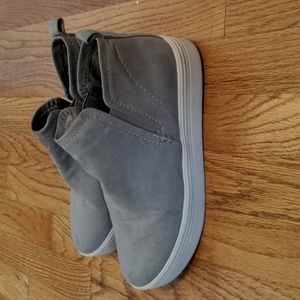 Dolce Vita gray athleisure sneakers size 8